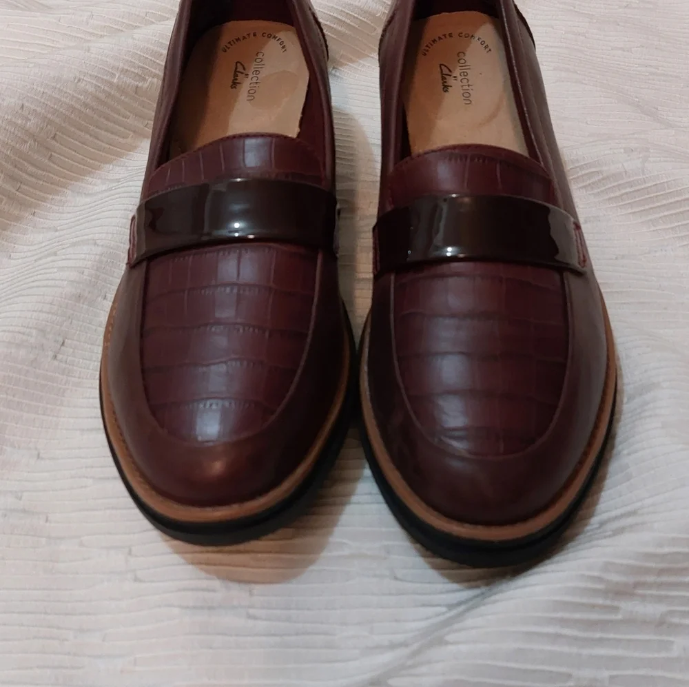 Clarks Maroon Croc-Patterned Loafers - Picture 8 of 11